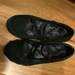 Size 8 Skechers relaxed fit black feels like suede.